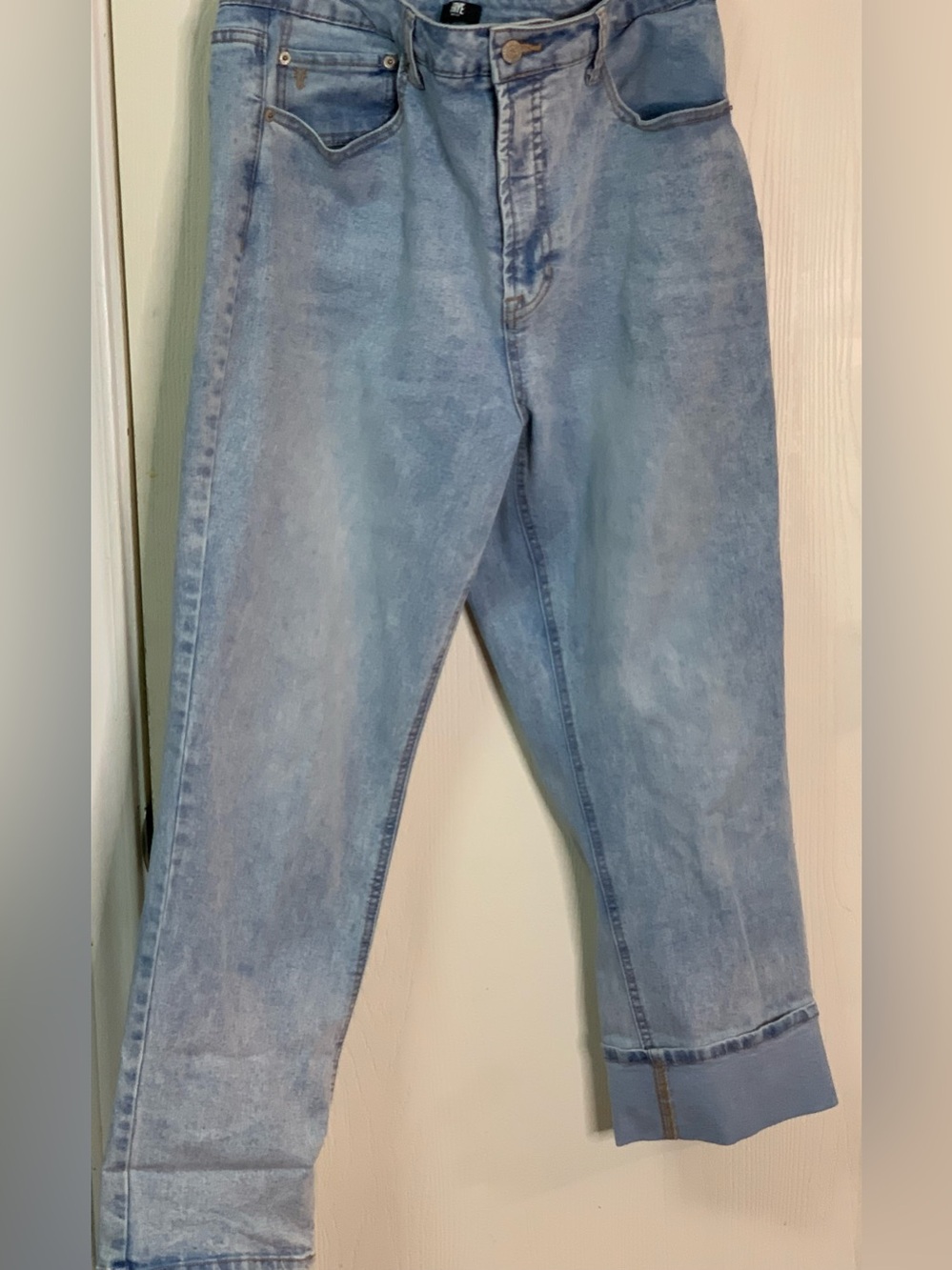 Frye Women's Cuffed Crop Jean. SZ 12/31. EC. Cuffed or Straight. Light washColor